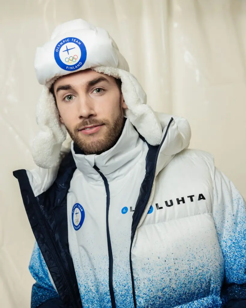 Janne Saarinen poseeraamassa kameralle kisa-asustuksessa.